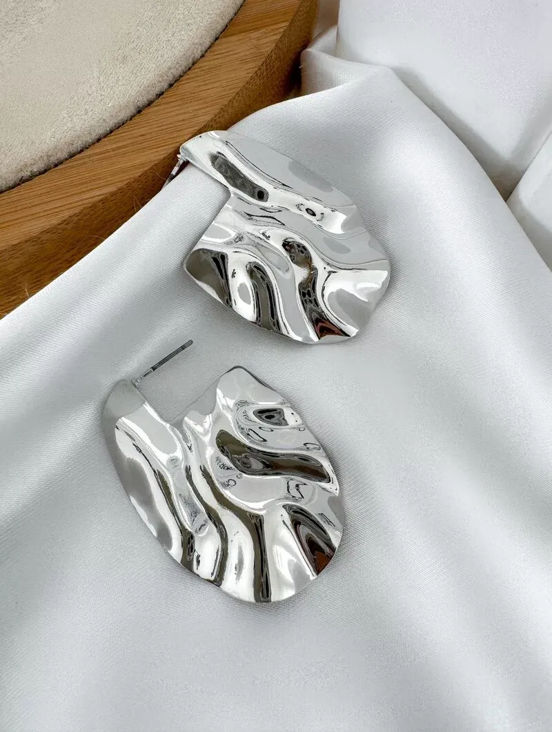 Brinco Folheado a Ouro 18k e Prata Oval Martelado Liso