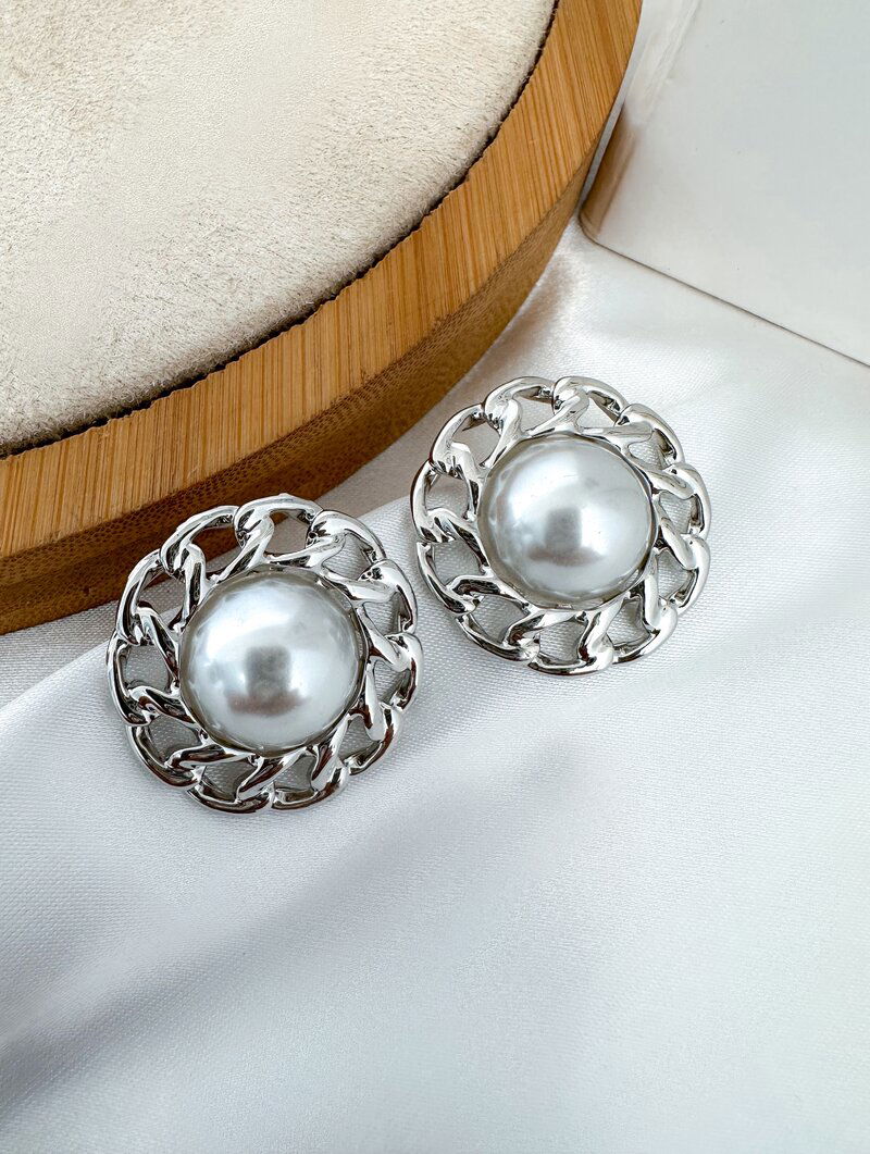 Brinco Folheado a Ouro 18k e Prata Pérola com Detalhe Corrente