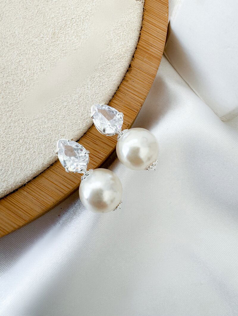 Brinco Folheado a Ouro 18k e Prata Pérola com Gota de Zircônia