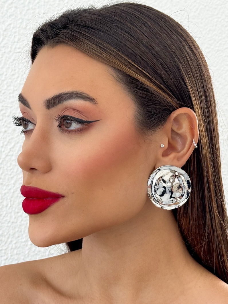 Brinco Folheado a Ouro 18k e Prata Placa Círcular Martelada