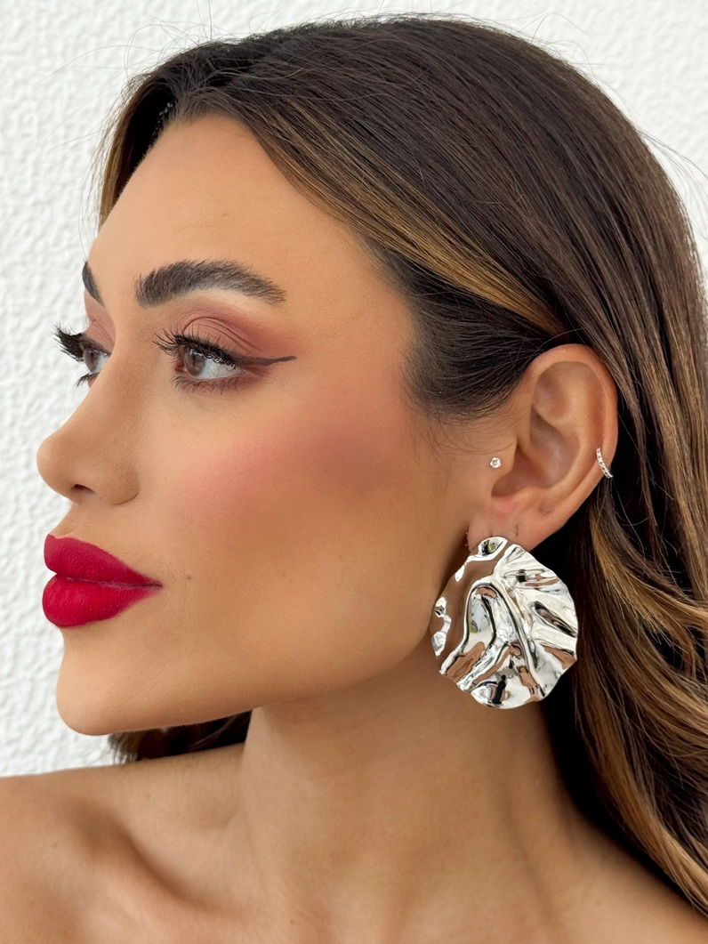 Brinco Folheado a Ouro 18k e Prata Placa Martelada Max