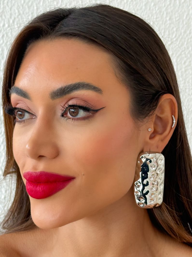 Brinco Folheado a Ouro 18k e Prata Placa Maxi Martelada