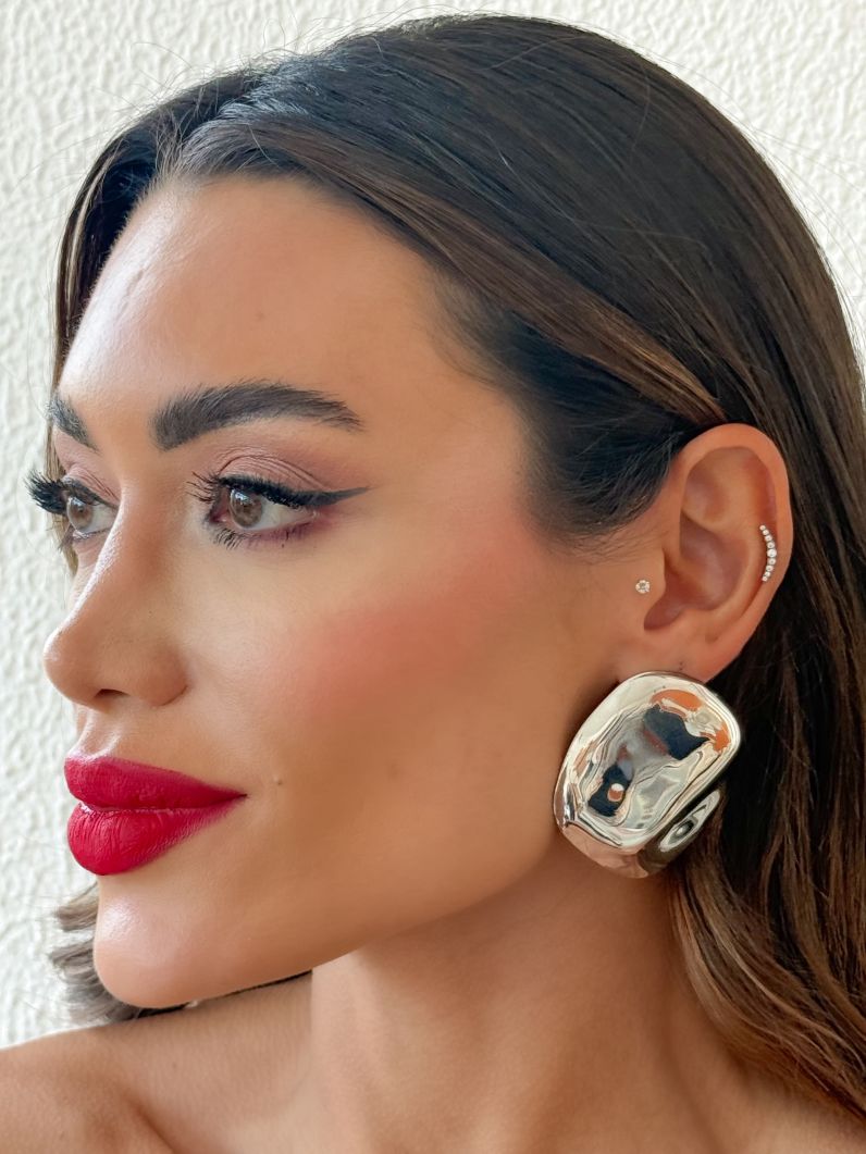 Brinco Folheado a Ouro 18k e Prata Placa Quadrada Martelada