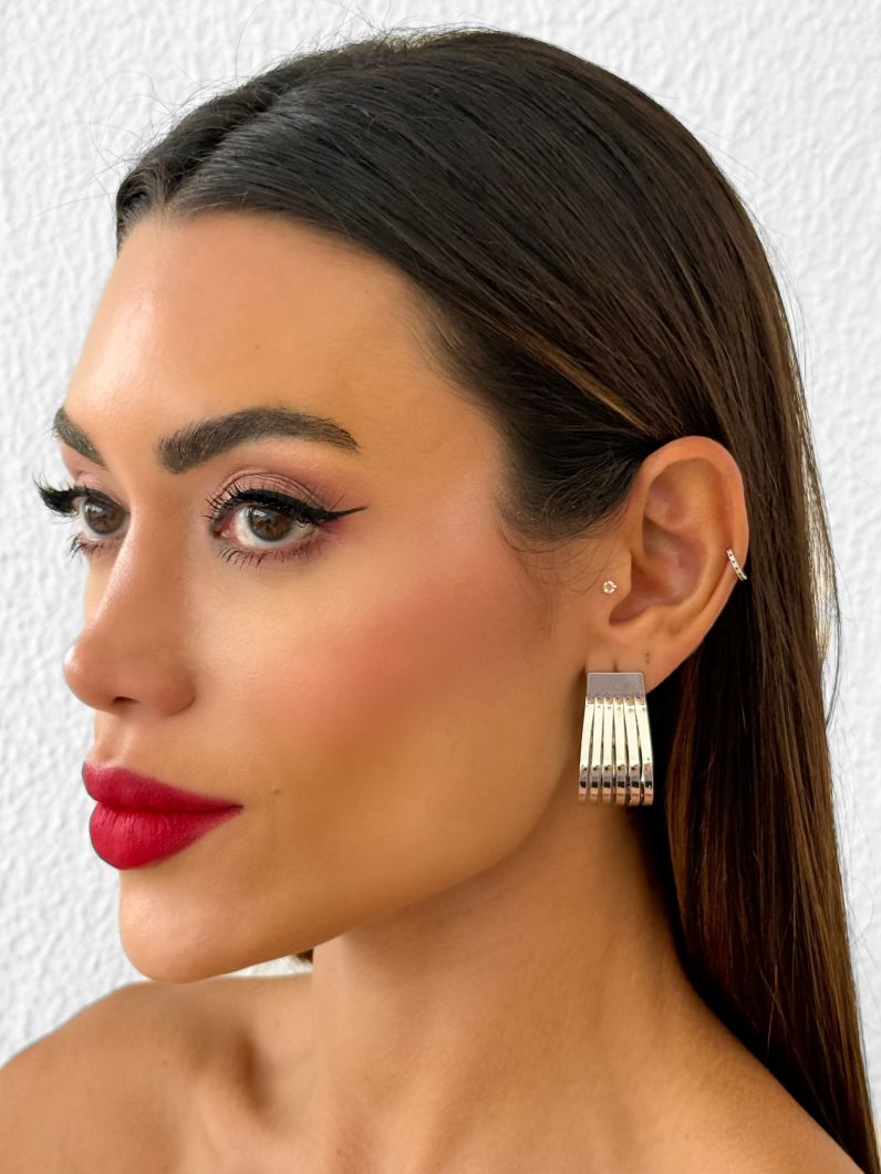 Brinco Folheado a Ouro 18k e Prata Placa Vazada Curva