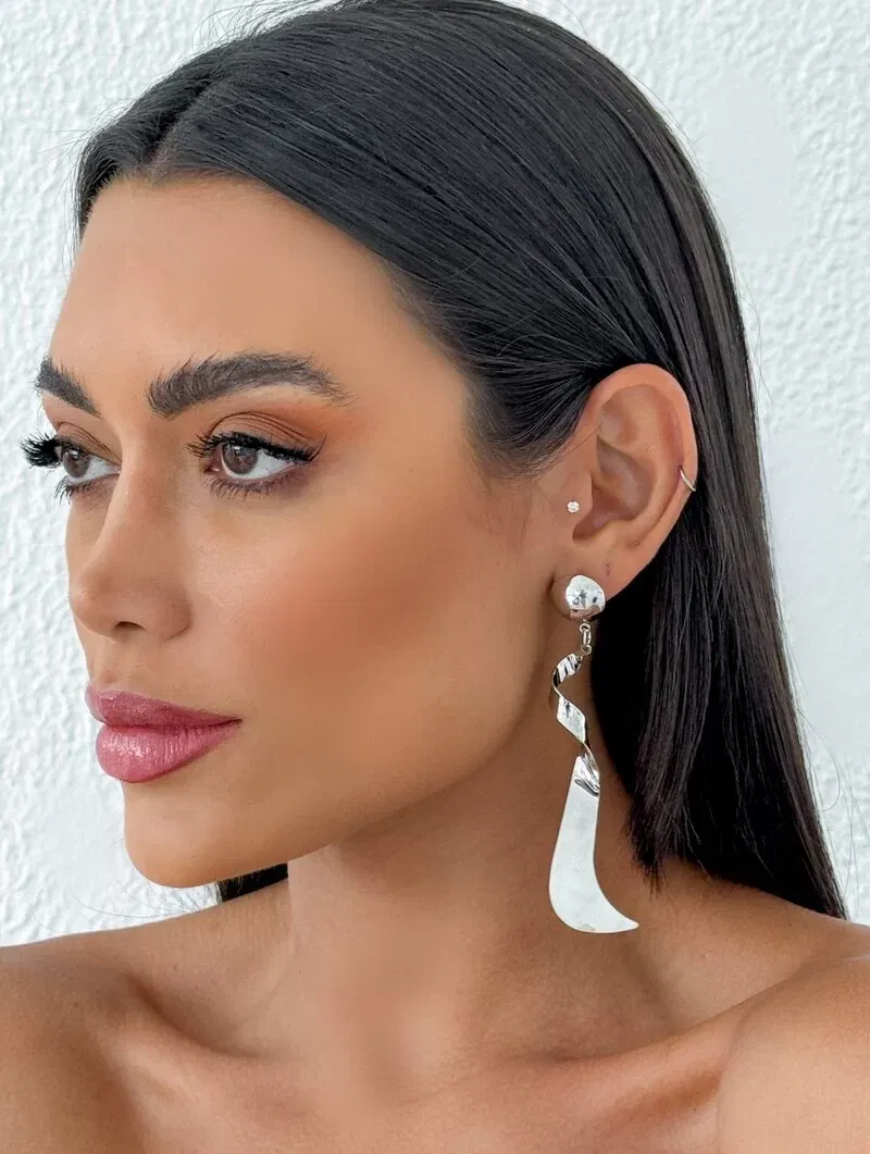 Brinco Folheado a Ouro 18k e Prata Ponteira Botton com Fio Longo Torcido