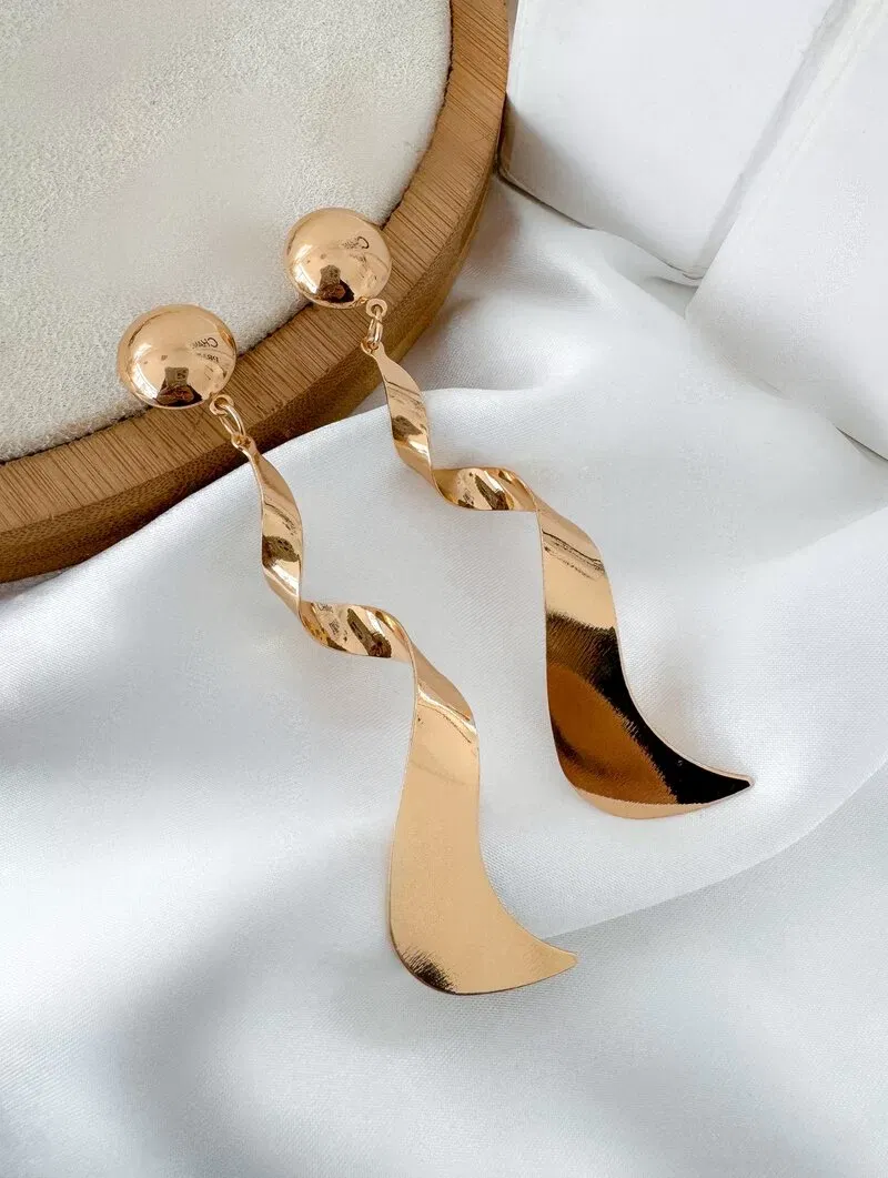 Brinco Folheado a Ouro 18k e Prata Ponteira Botton com Fio Longo Torcido