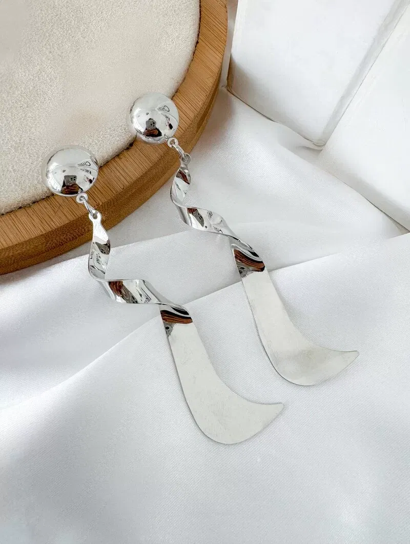 Brinco Folheado a Ouro 18k e Prata Ponteira Botton com Fio Longo Torcido