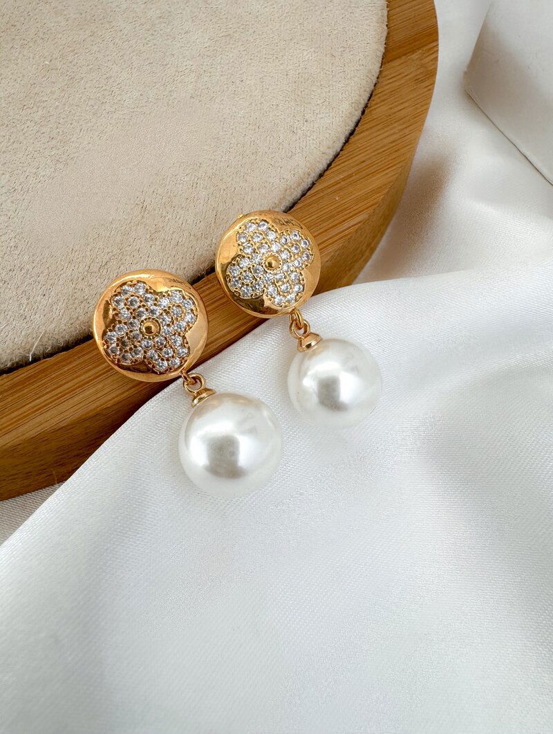 Brinco Folheado a Ouro 18k e Prata Ponteira Botton Inspiração com Pérola