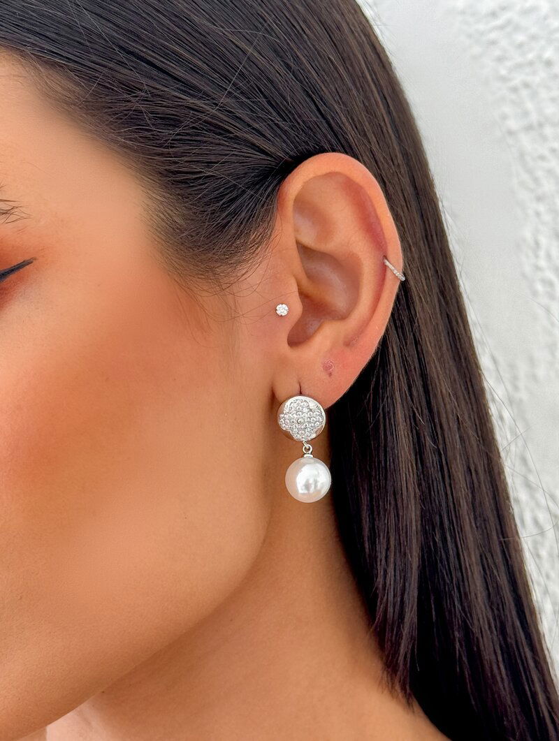 Brinco Folheado a Ouro 18k e Prata Ponteira Botton Inspiração com Pérola