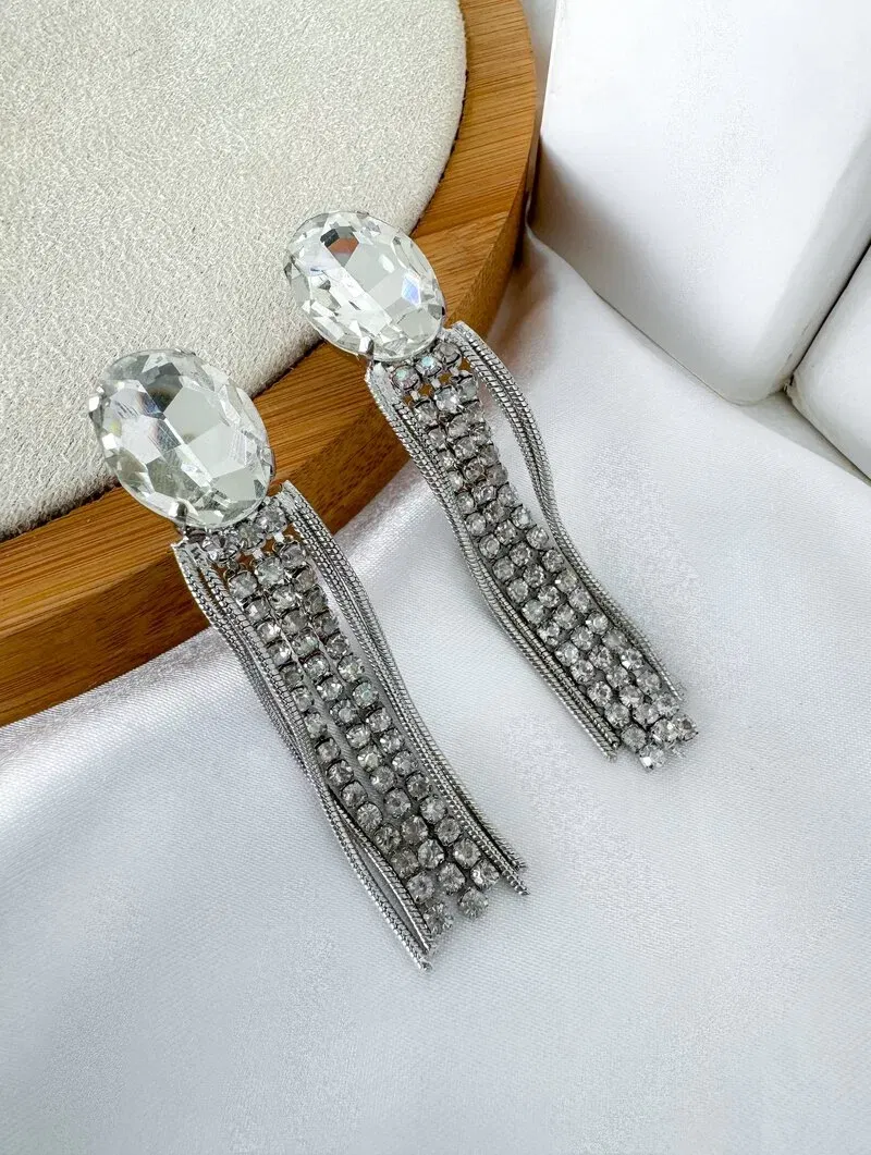 Brinco Folheado a Ouro 18k e Prata Ponteira Chaton com Franja