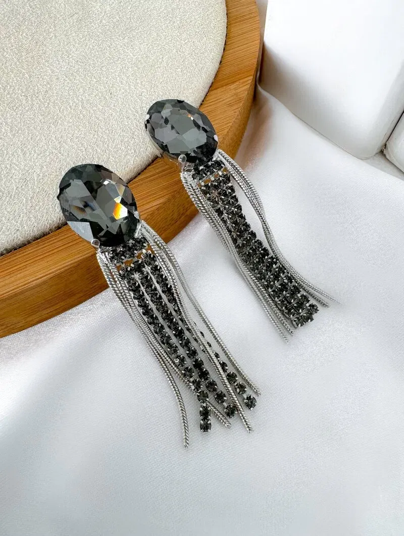 Brinco Folheado a Ouro 18k e Prata Ponteira Chaton com Franja