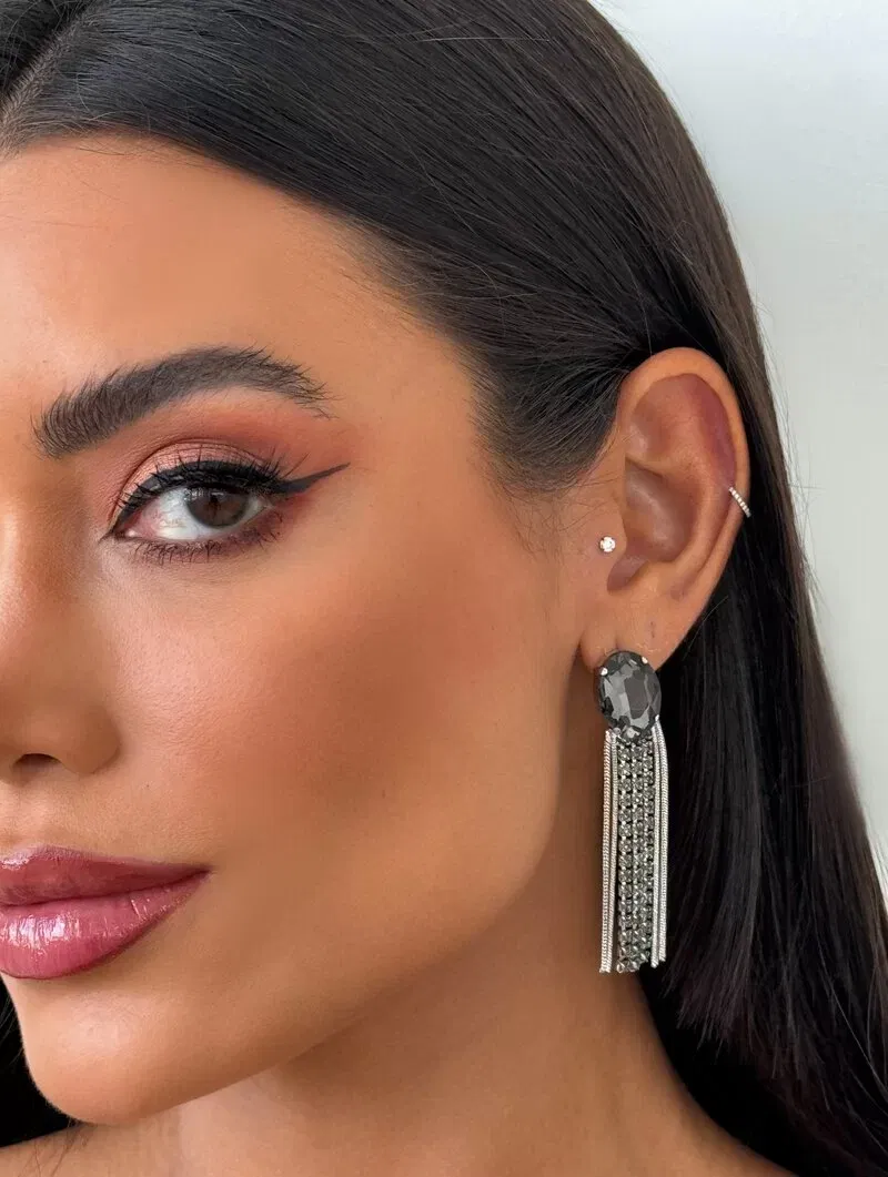 Brinco Folheado a Ouro 18k e Prata Ponteira Chaton com Franja