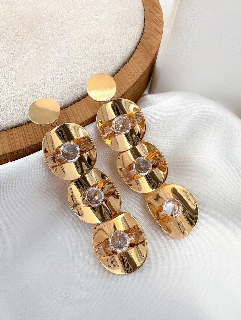 Brinco Folheado a Ouro 18k e Prata Ponteira com Circulos Martelados com Zircônias