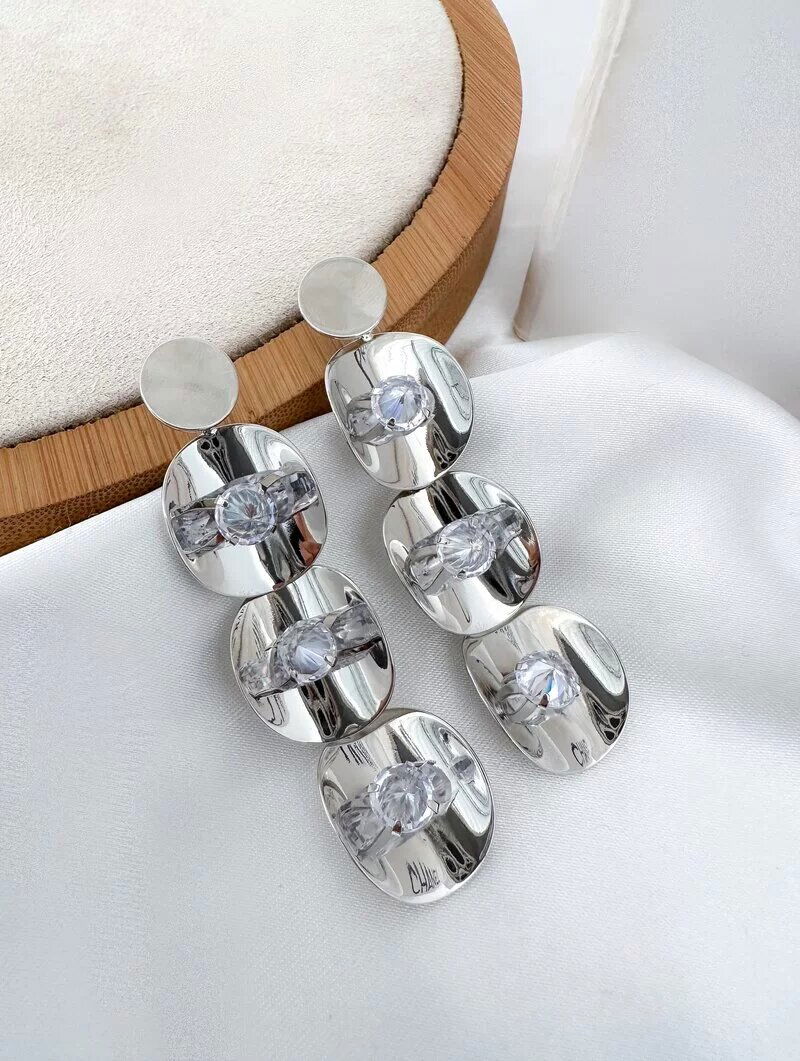 Brinco Folheado a Ouro 18k e Prata Ponteira com Circulos Martelados com Zircônias