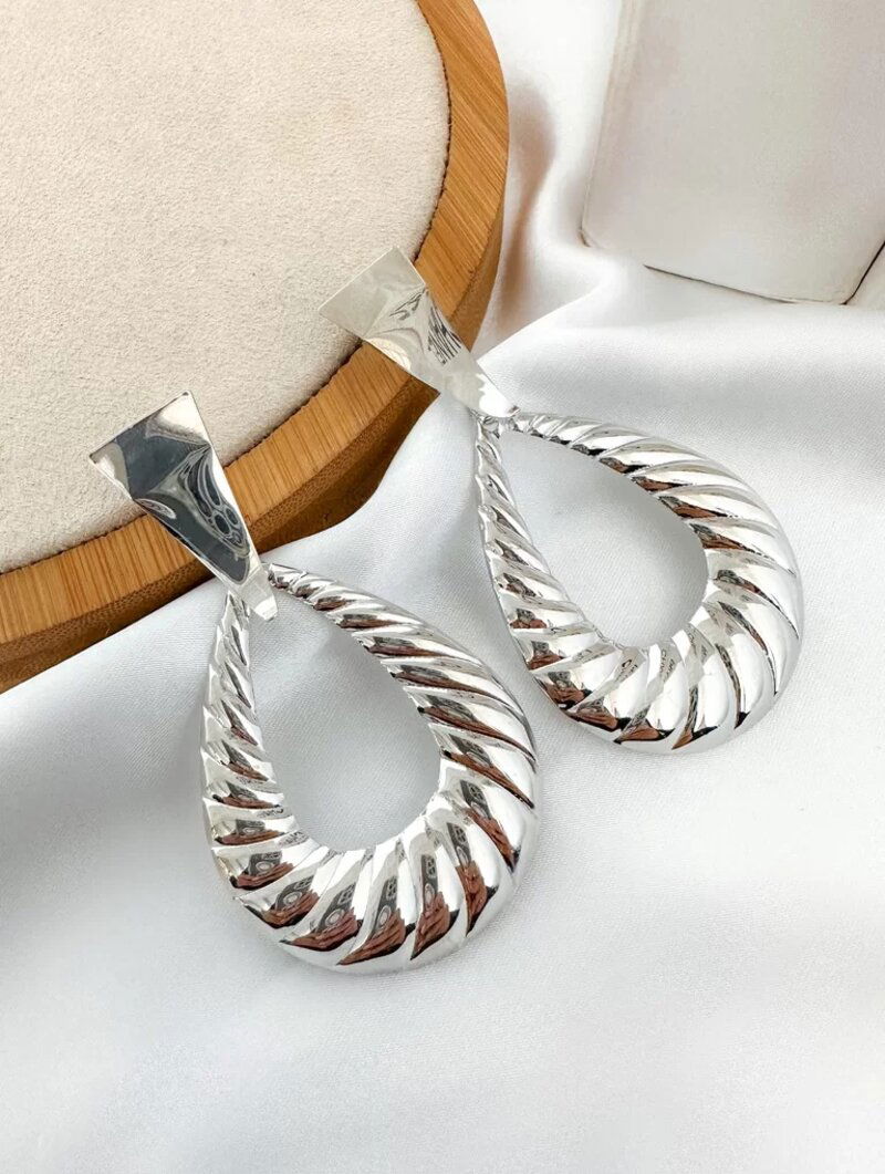 BRINCO FOLHEADO A OURO 18K E PRATA PONTEIRA COM GOTA VAZADA ONDULADA