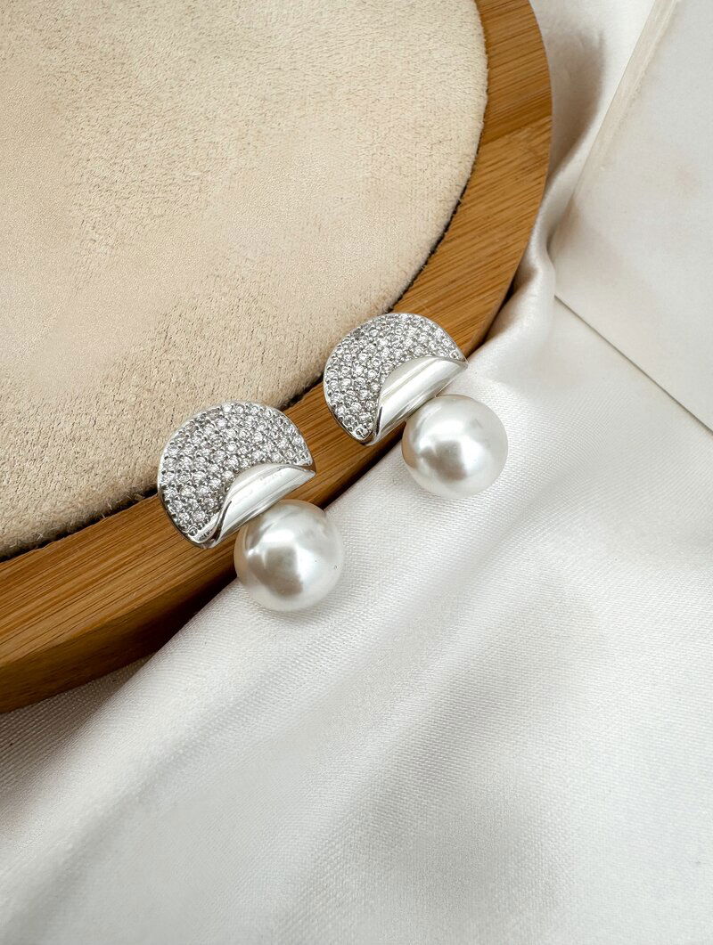 Brinco Folheado a Ouro 18k e Prata Ponteira Cravejada com Pérola