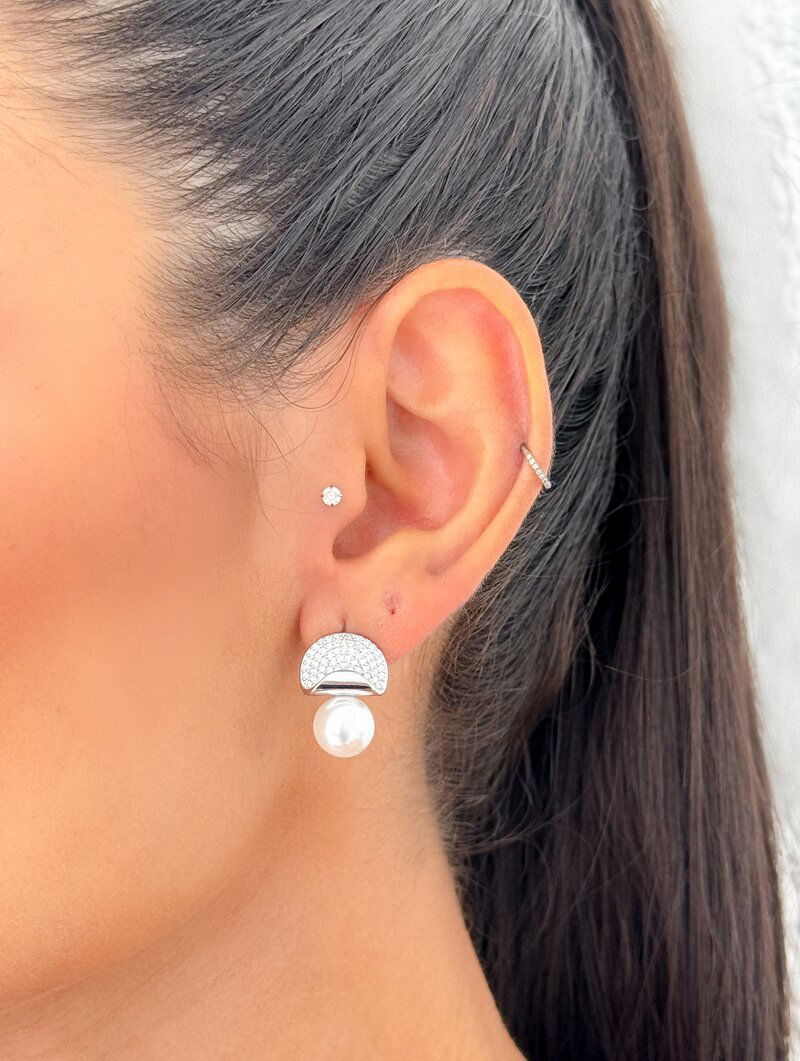Brinco Folheado a Ouro 18k e Prata Ponteira Cravejada com Pérola
