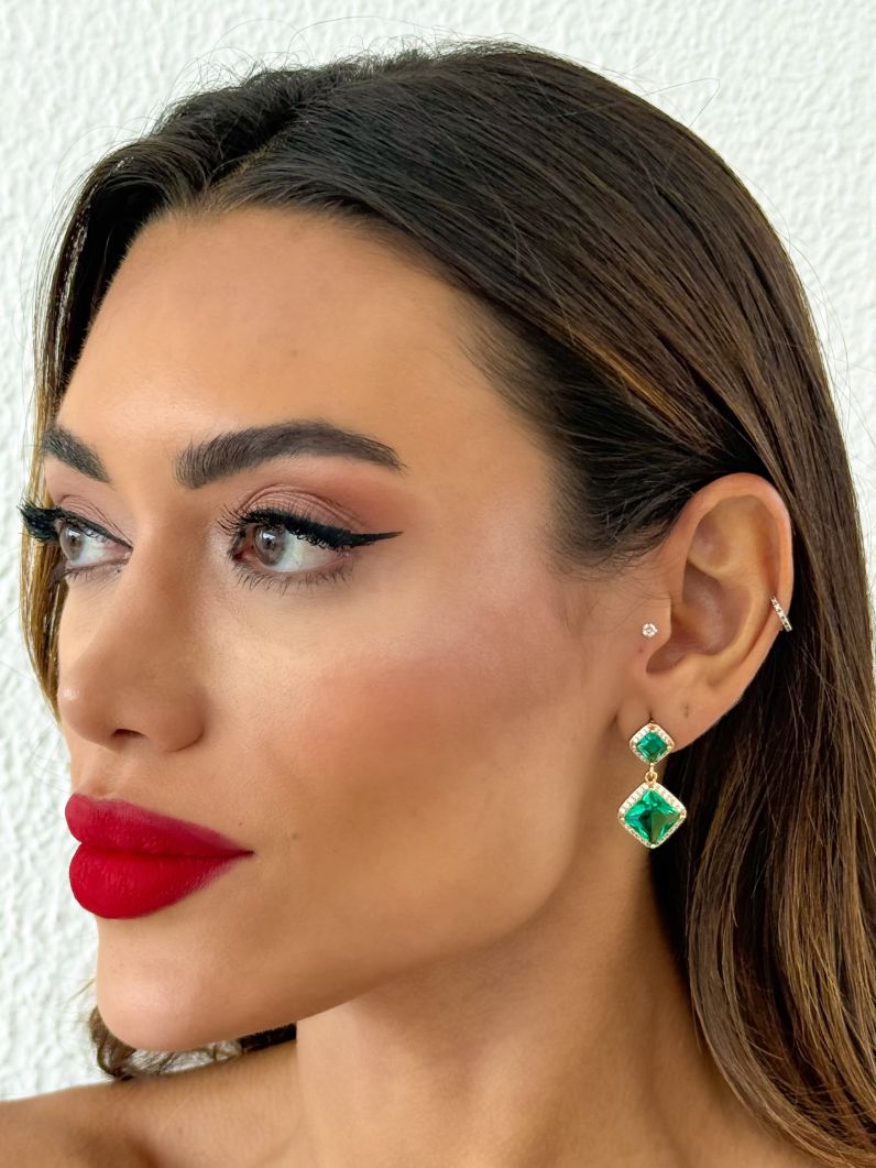 Brinco Folheado a Ouro 18k e Prata Ponteira Cristal Colorido Com Borda Cravejada