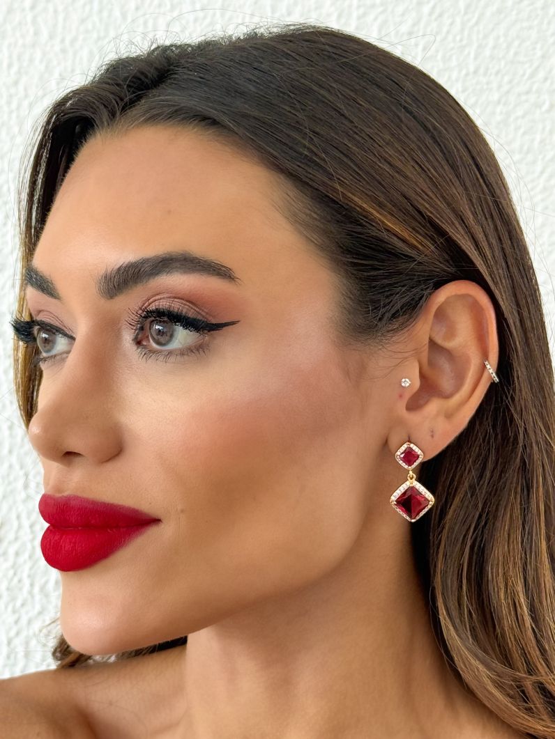 Brinco Folheado a Ouro 18k e Prata Ponteira Cristal Colorido Com Borda Cravejada