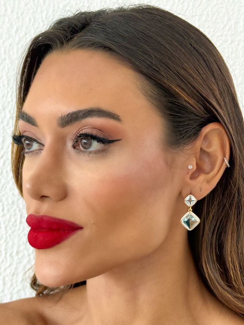 Brinco Folheado a Ouro 18k e Prata Ponteira Cristal Colorido Com Borda Cravejada