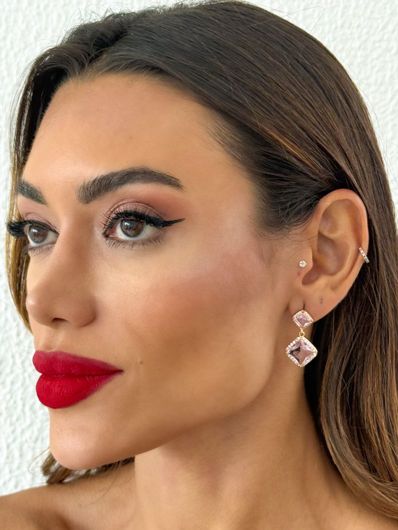 Brinco Folheado a Ouro 18k e Prata Ponteira Cristal Colorido Com Borda Cravejada