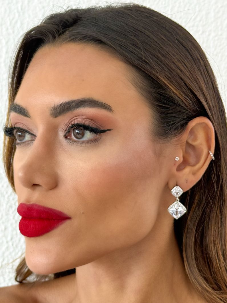 Brinco Folheado a Ouro 18k e Prata Ponteira Cristal Colorido Com Borda Cravejada