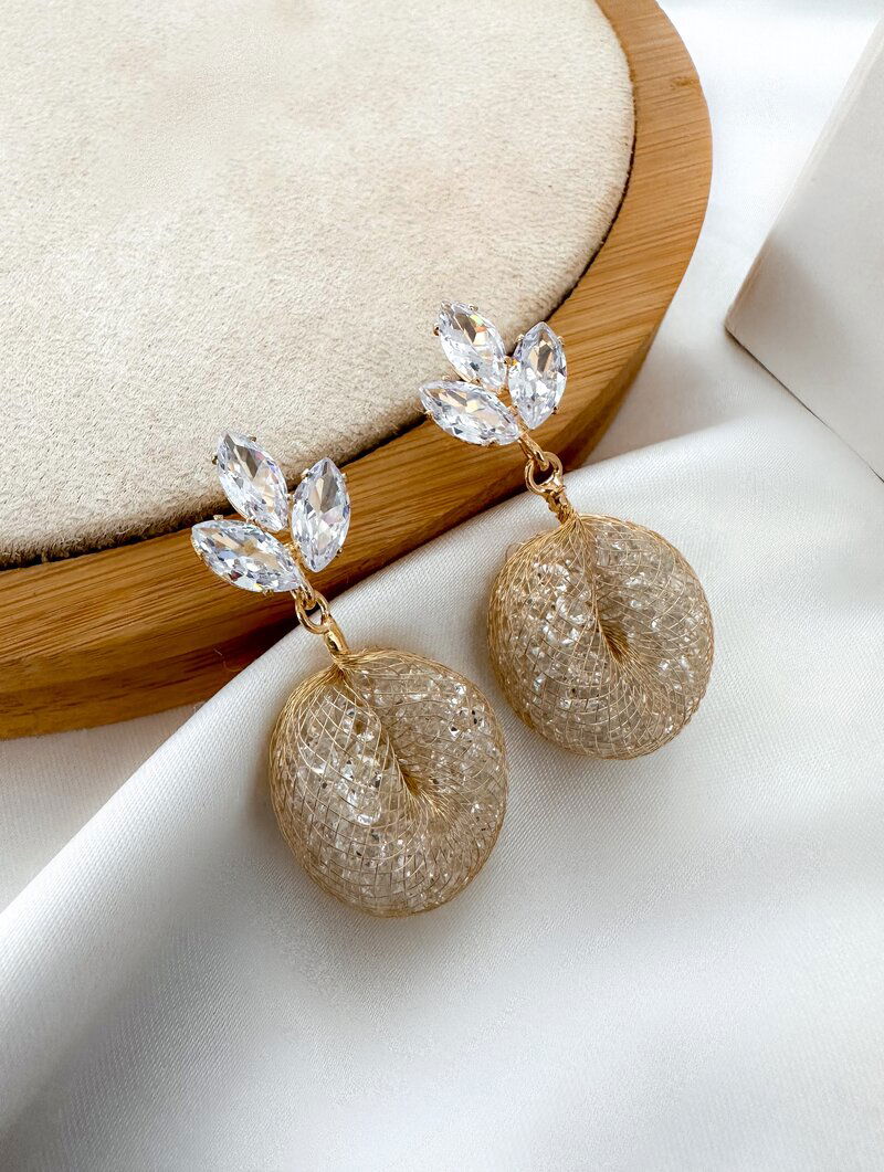 Brinco Folheado a Ouro 18k e Prata Ponteira de Zircônia com Argola Trama com Cristais