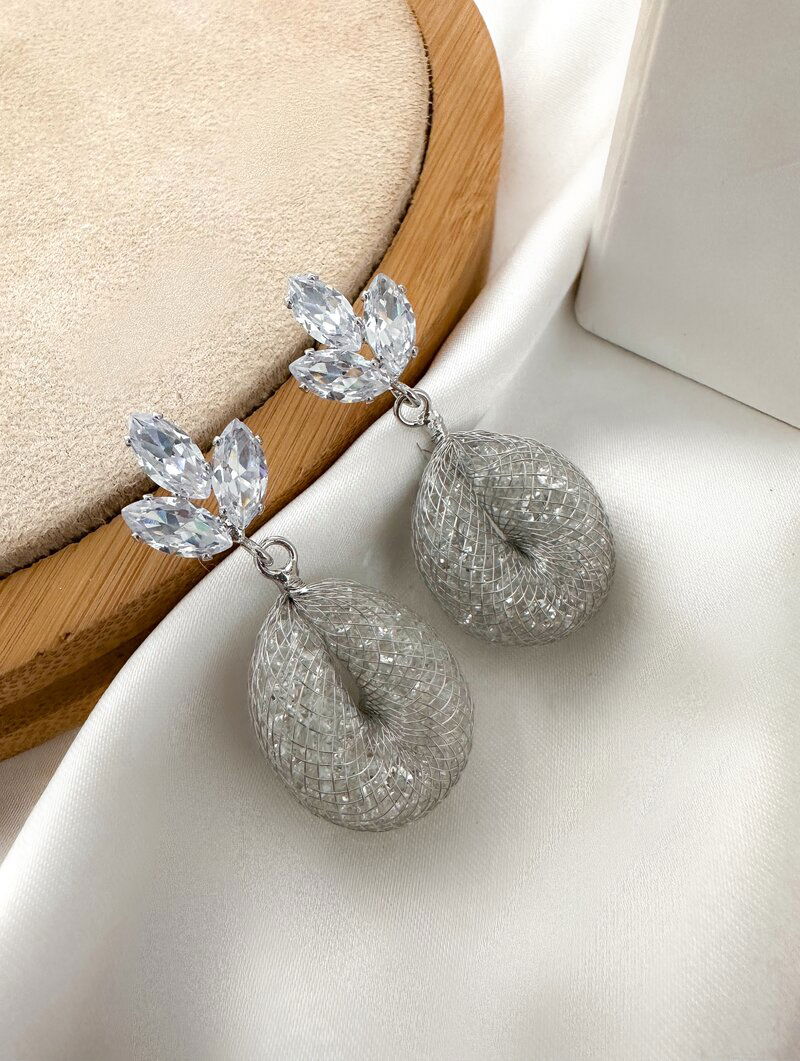 Brinco Folheado a Ouro 18k e Prata Ponteira de Zircônia com Argola Trama com Cristais