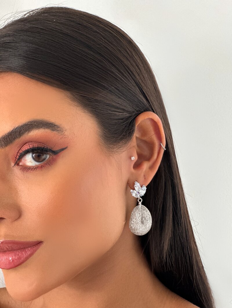 Brinco Folheado a Ouro 18k e Prata Ponteira de Zircônia com Argola Trama com Cristais