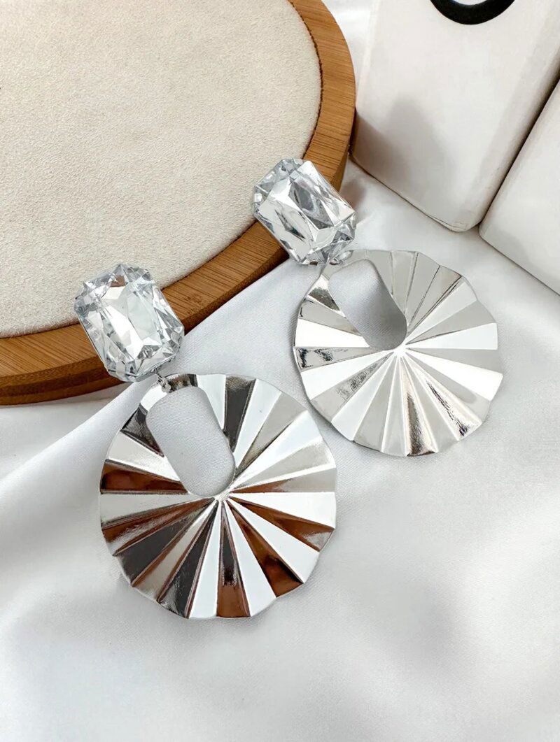 brinco folheado a ouro 18k e prata ponteira de zircônia com circulo leque