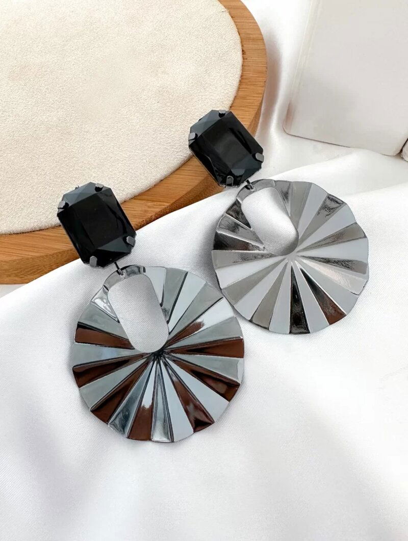 brinco folheado a ouro 18k e prata ponteira de zircônia com circulo leque