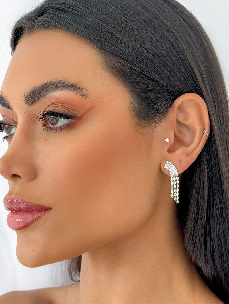 Brinco Folheado a Ouro 18k e Prata Ponteira e Fios e Zircônias