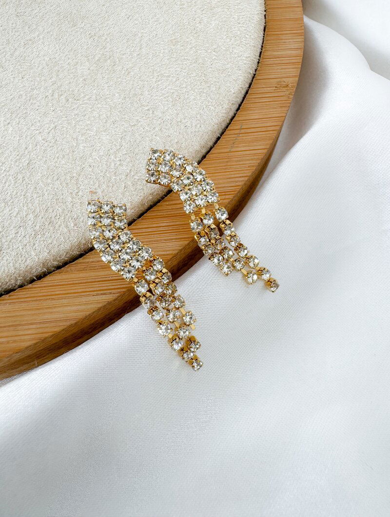 Brinco Folheado a Ouro 18k e Prata Ponteira e Fios e Zircônias