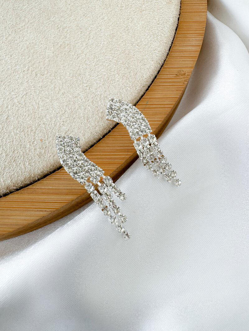 Brinco Folheado a Ouro 18k e Prata Ponteira e Fios e Zircônias