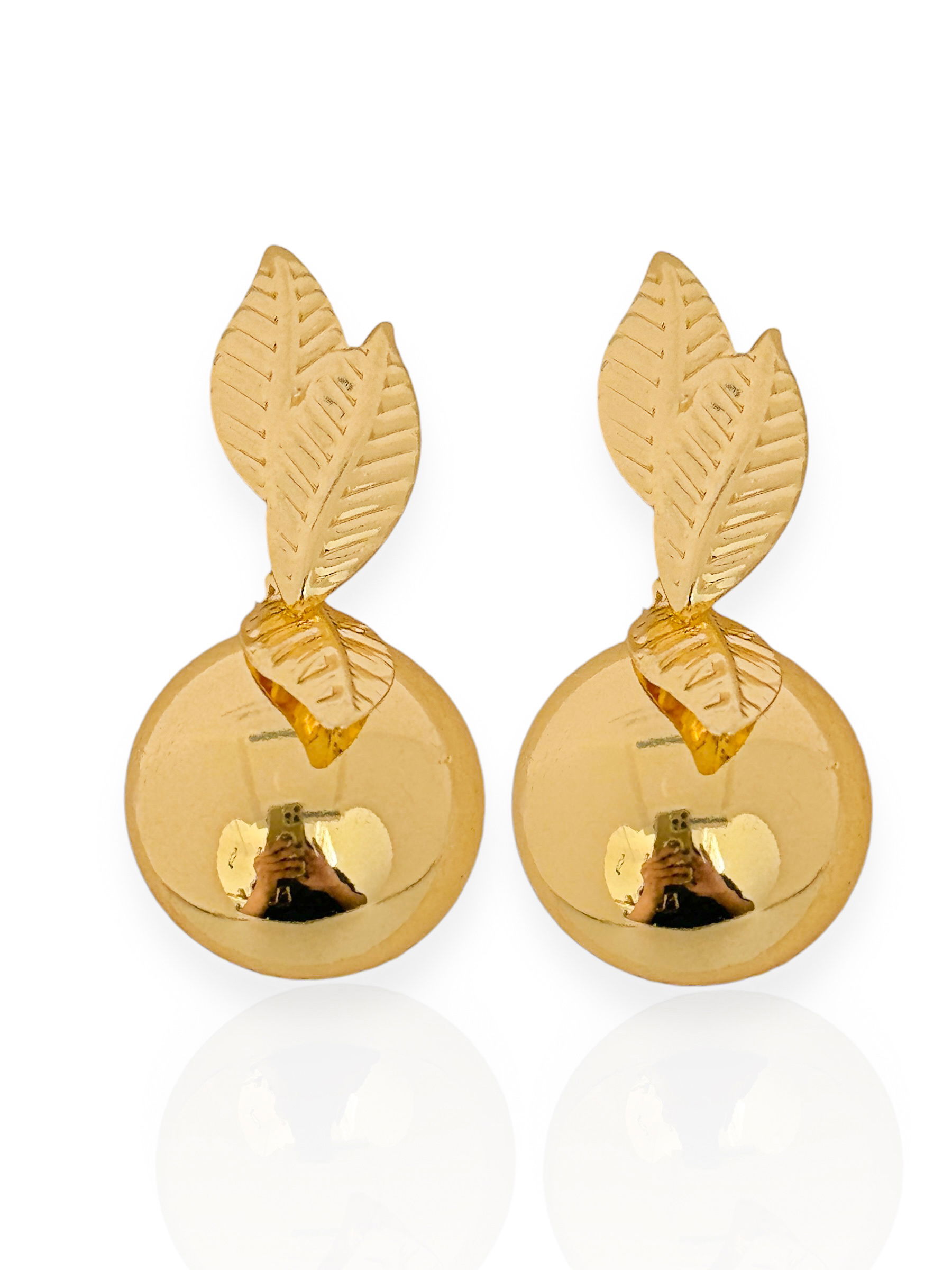 Brinco Folheado a Ouro 18k e Prata Ponteira Folha, Com Botton Liso