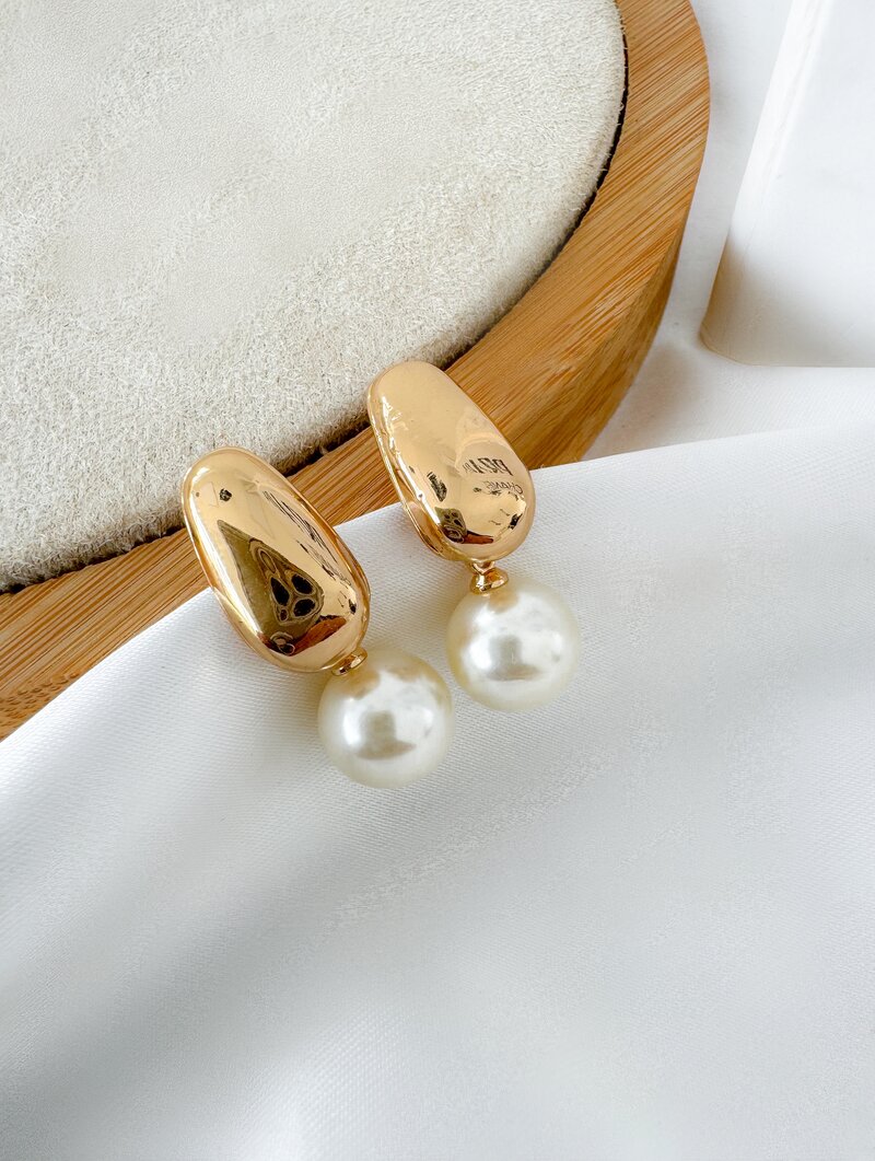 Brinco Folheado a Ouro 18k e Prata Ponteira Lisa com Pérola