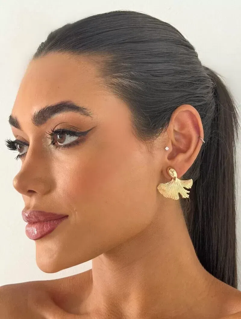 Brinco Folheado a Ouro 18k e Prata Ponteira Lisa com Pingente Orgânico