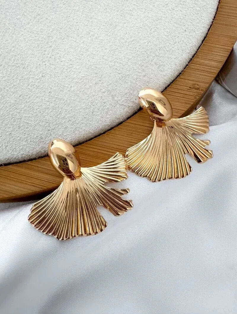 Brinco Folheado a Ouro 18k e Prata Ponteira Lisa com Pingente Orgânico