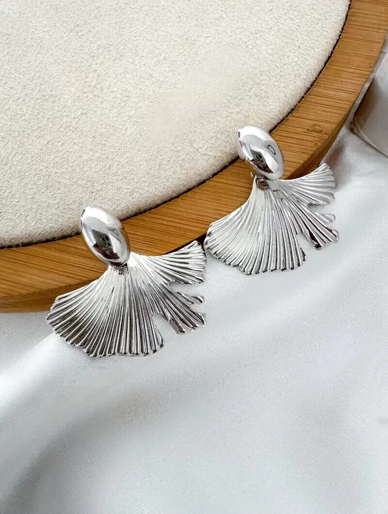 Brinco Folheado a Ouro 18k e Prata Ponteira Lisa com Pingente Orgânico