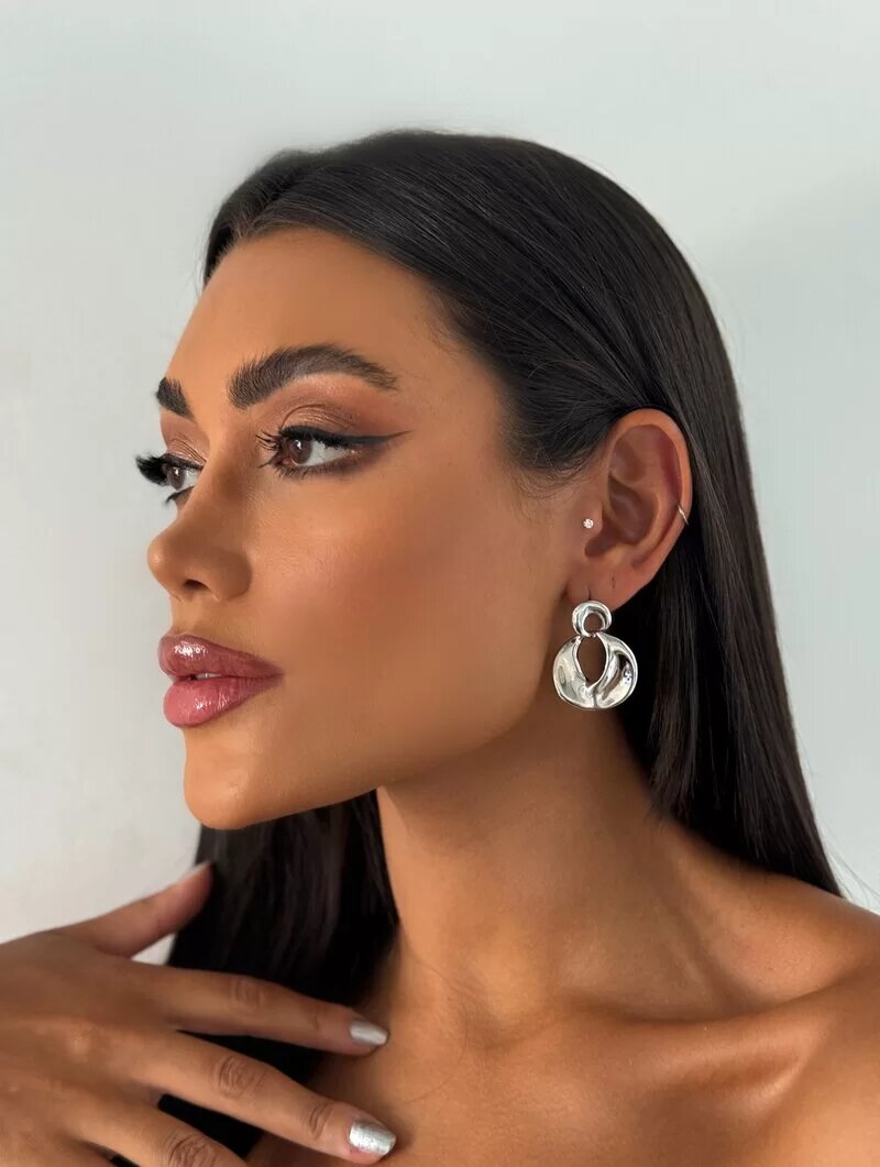 Brinco Folheado a Ouro 18k e Prata ponteira martelada lisa