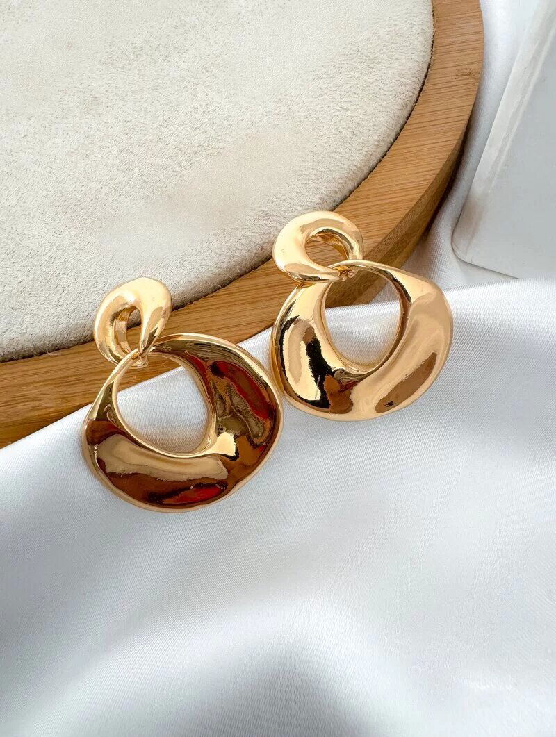 Brinco Folheado a Ouro 18k e Prata ponteira martelada lisa