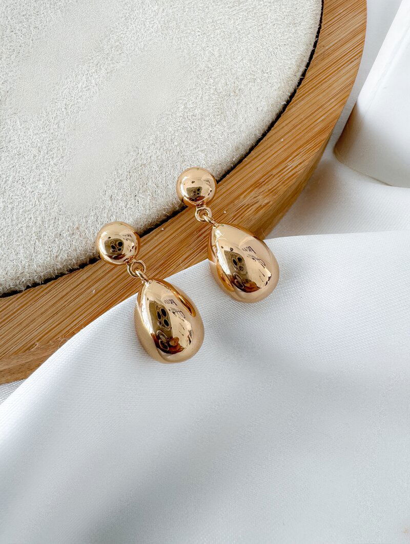 Brinco Folheado a Ouro 18k e Prata Ponteira Minimalista com Gota
