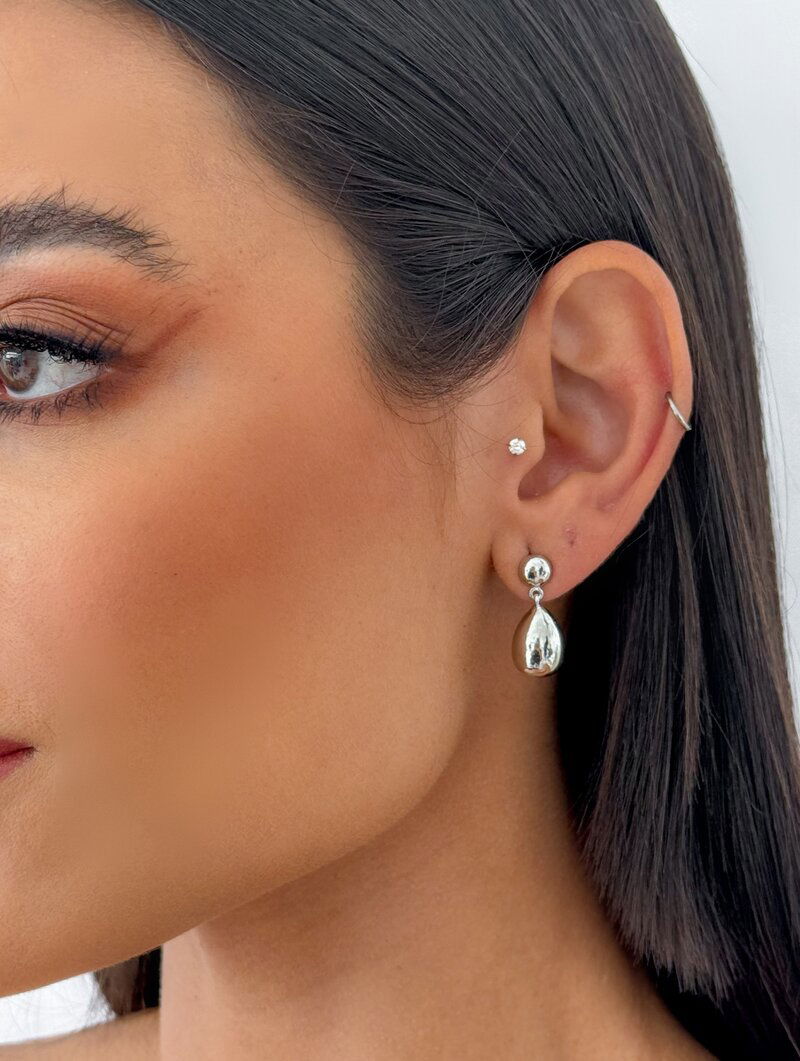 Brinco Folheado a Ouro 18k e Prata Ponteira Minimalista com Gota