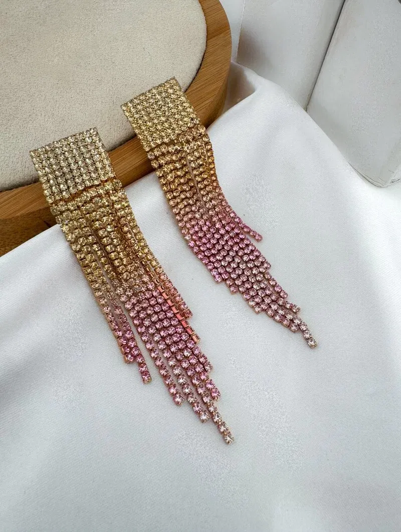 Brinco Folheado a Ouro 18k e Prata Ponteira Quadrada com Franja de Micro Zircônias Coloridas