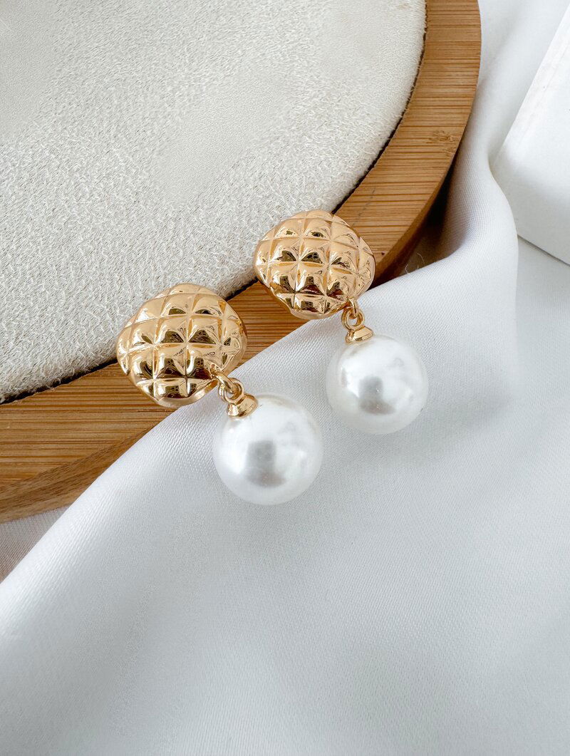 Brinco Folheado a Ouro 18k e Prata Ponteira Quadriculada com Pérola