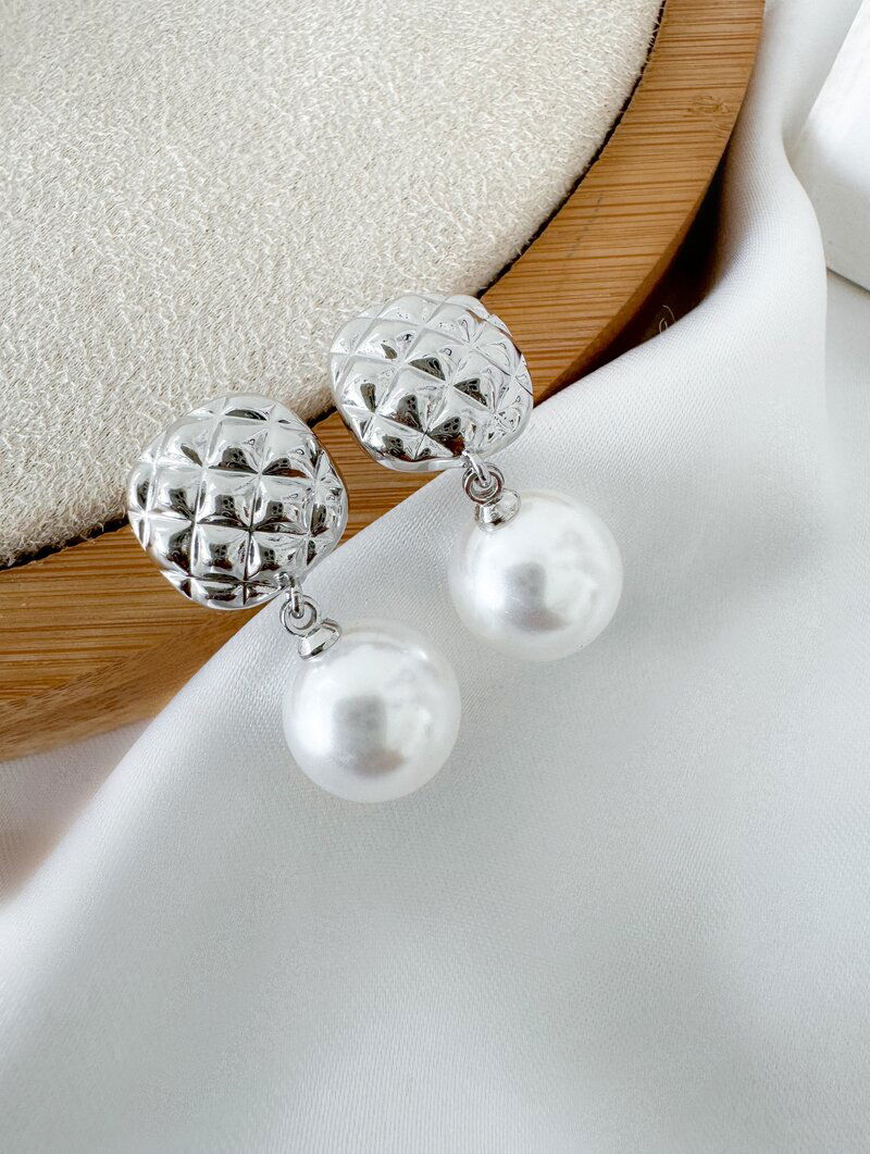 Brinco Folheado a Ouro 18k e Prata Ponteira Quadriculada com Pérola