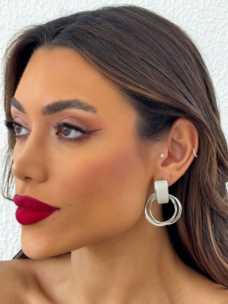 Brinco Folheado a Ouro 18k e Prata Ponteira Resinada Com Circulo Vazado