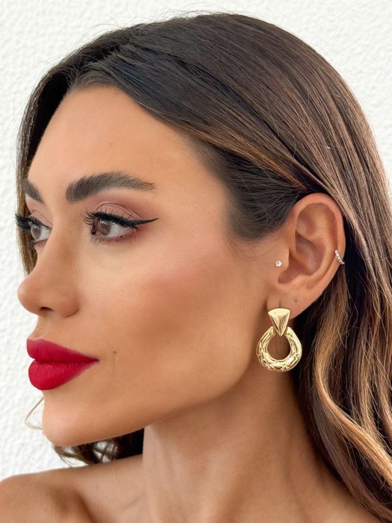 Brinco Folheado a Ouro 18k e Prata Ponteira Triangulo Vazado