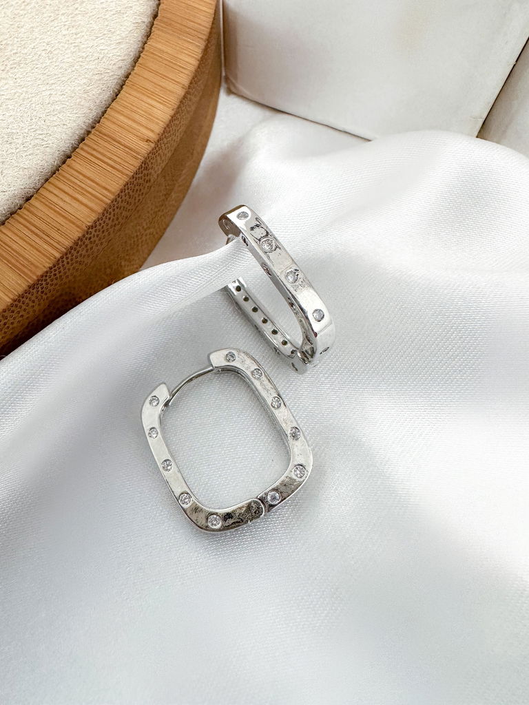 brinco folheado a ouro 18k e prata quadrado com zircônias