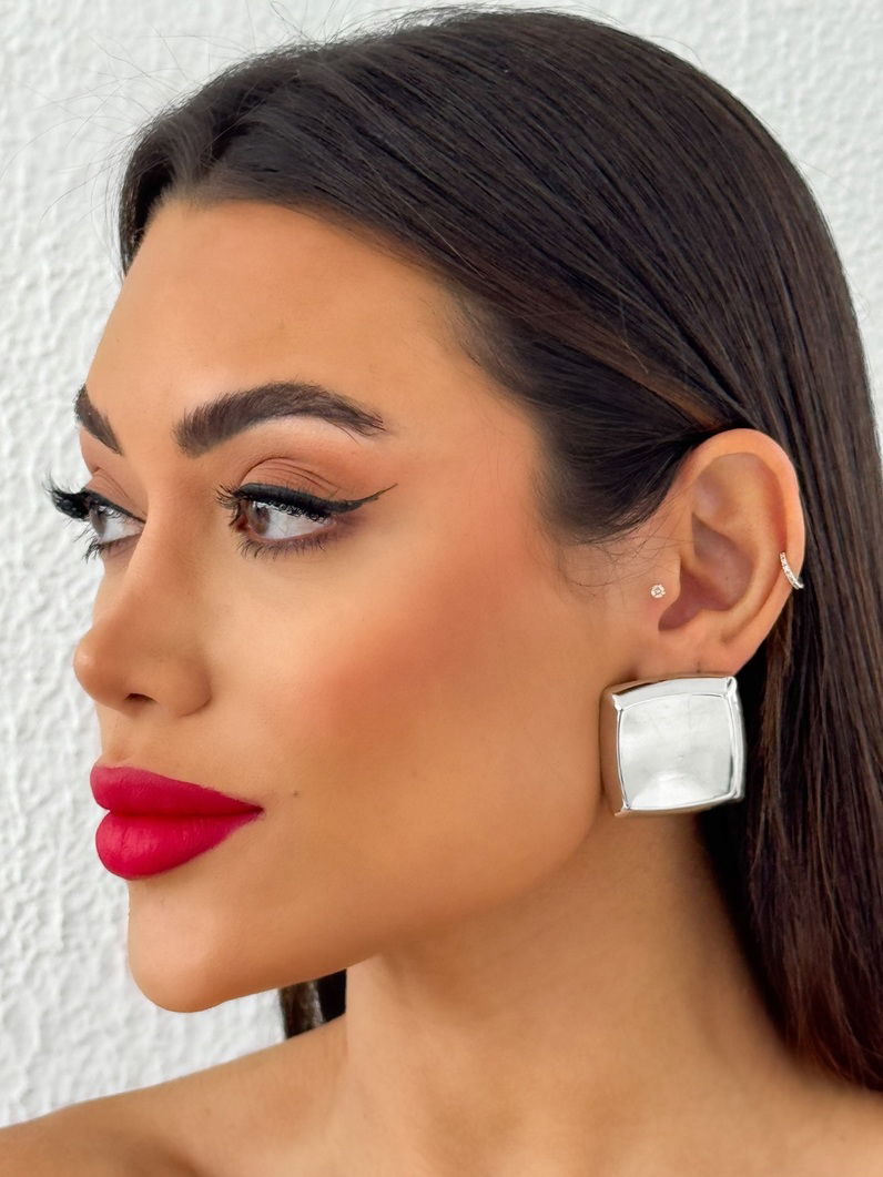 Brinco Folheado a Ouro 18k e Prata Quadrado Leves Curvas